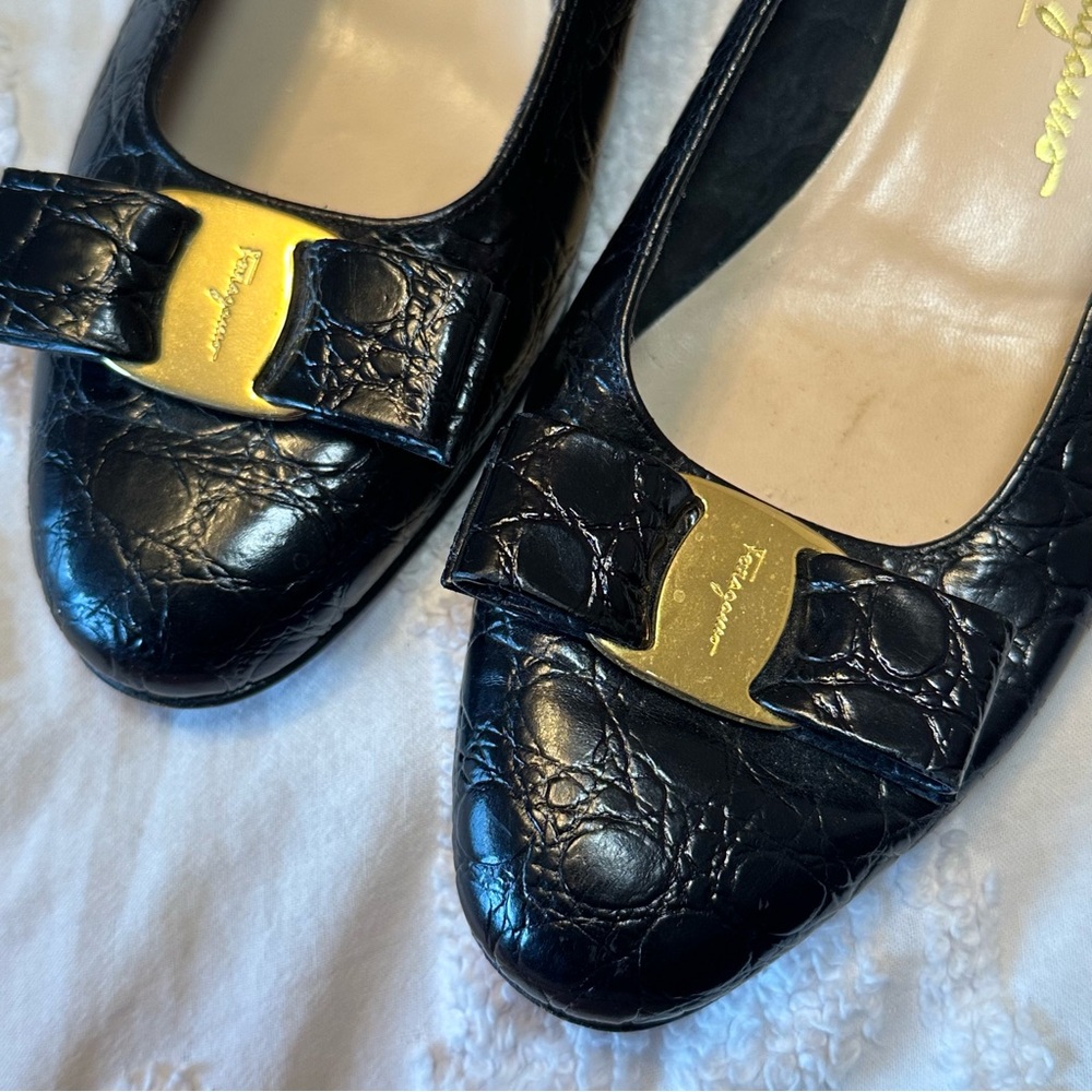 Salvatore Ferragamo Crocodile Embossed Vara Pumps BLK - Picture 4 of 6